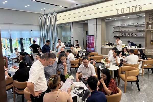 9月15日，，，，，丽盈娱乐官网集团首个自营房产项目“悦畔龙府”盛大开盘，，，，，商铺房源均多方认购.jpg